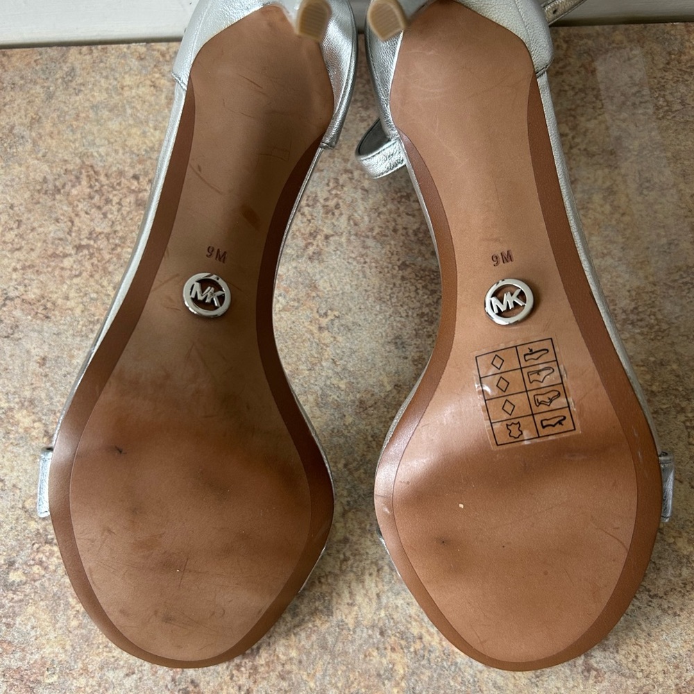 Michael Kors Metallic Silver 4” Heels with sequins Bow size 9 - Picture 7 of 10